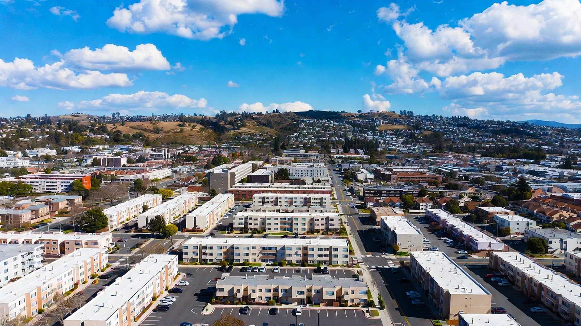 Aerial view of San Leandro apartment buildings subject to the new rent stabilization ordinance
